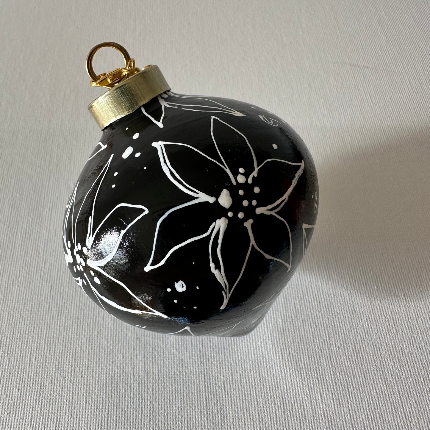 Sketchy Poinsettia (Noir)