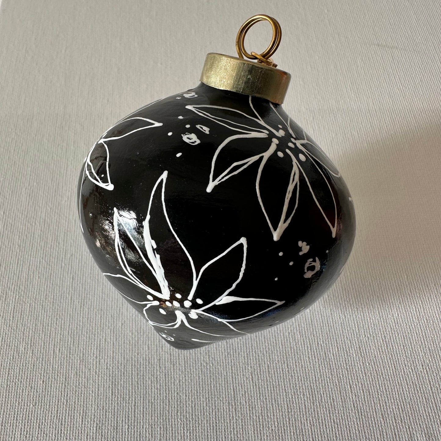 Sketchy Poinsettia (Noir)